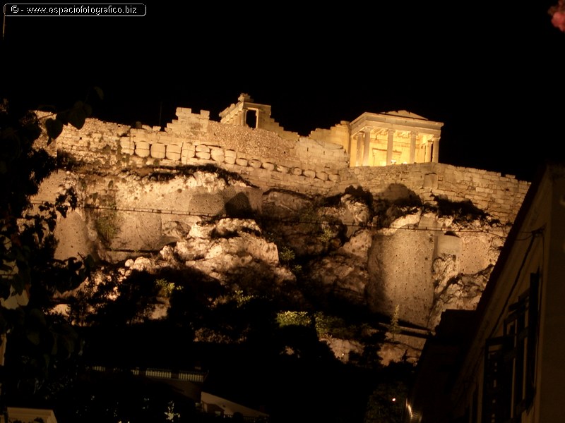 La Acropolis de Noche