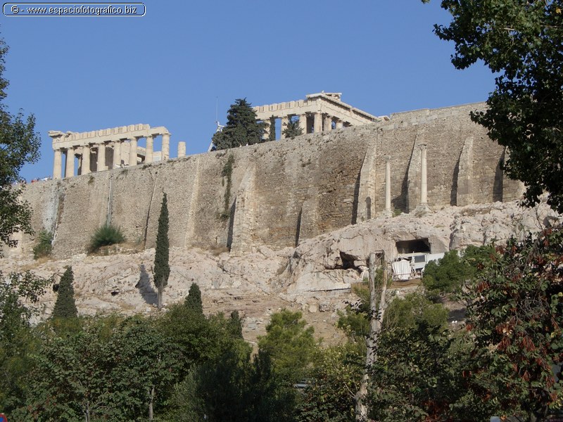 La Acropolis desde Abajo