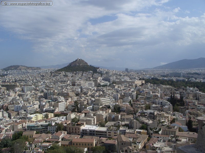 Vista de Atenas con la colina de los lobos al fondo