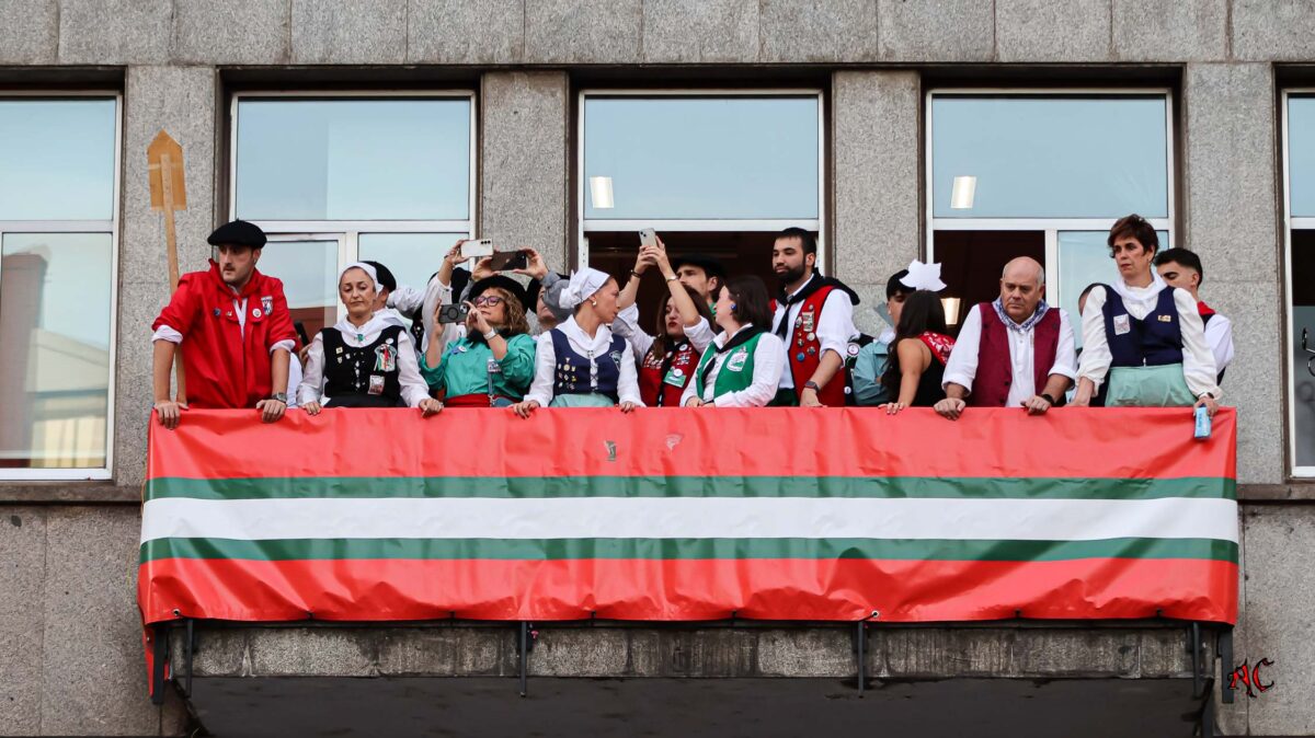 Cuadrillas en el balcón del Ayuntamiento