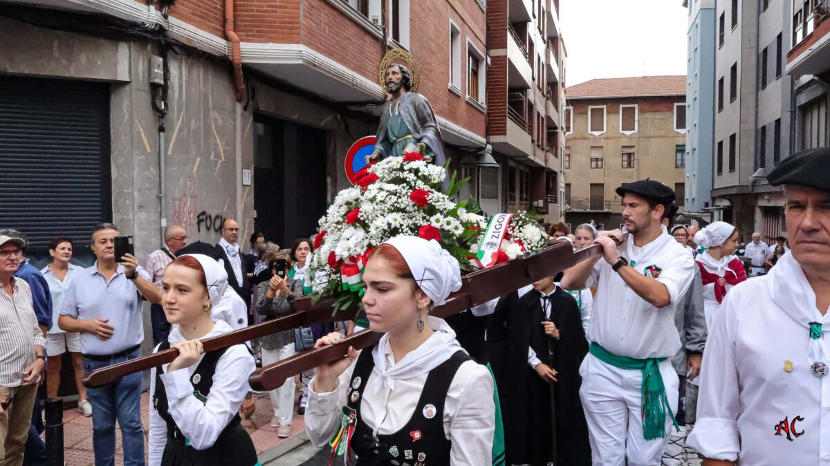 Paseando al santo en el día San Fausto